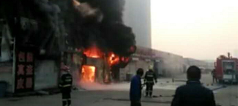 ²Ê¸Ö¼ÐÐİåµÄ¿Éȼо²ÄÓëA¼¶·À»ðÑÒÃÞо²Ä±ÈÕÕ ²Ê¸Ö¼ÐÐİåµÄ¿Éȼо²ÄÓëA¼¶·À»ðÑÒÃÞо²Ä±ÈÕÕ